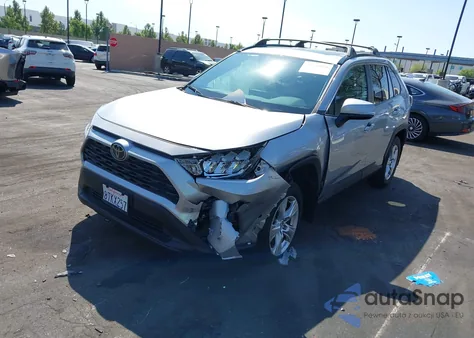2021 Toyota Rav4 Xle z USA, uszkodzony, nr VIN 2T3W1RFV1MC090258